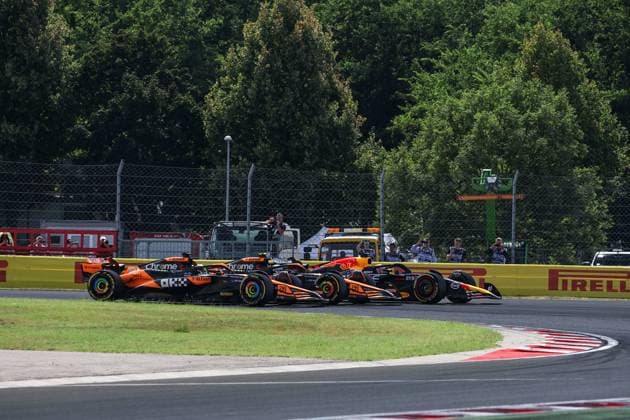04 NORRIS Lando (gbr), McLaren F1 Team MCL38, action 81 PIASTRI Oscar (aus), McLaren F1 Team MCL38, action 01 VERSTAPPEN Max (nld), Red Bull Racing RB20, action start of the race, depart, during the Formula 1 Hungarian Grand Prix 2024, 13th round of the 2024 Formula One World Championship, WM, Weltmeisterschaft from July 19 to 21, 2024 on the Hungaroring, in Mogyorod, Hungary - F1 - HUNGARIAN GRAND PRIX 2024 DPPI Panoramic  240721_R13_UNGHERIA_DP_XB3_9013