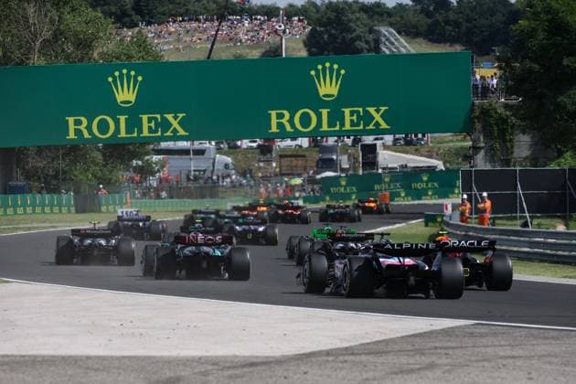 start of the race, depart, 31 OCON Esteban (fra), Alpine F1 Team A524, action 63 RUSSELL George (gbr), Mercedes AMG F1 Team W15, action during the Formula 1 Hungarian Grand Prix 2024, 13th round of the 2024 Formula One World Championship, WM, Weltmeisterschaft from July 19 to 21, 2024 on the Hungaroring, in Mogyorod, Hungary - F1 - HUNGARIAN GRAND PRIX 2024 DPPI Panoramic  240721_R13_UNGHERIA_DP_XB3_9048