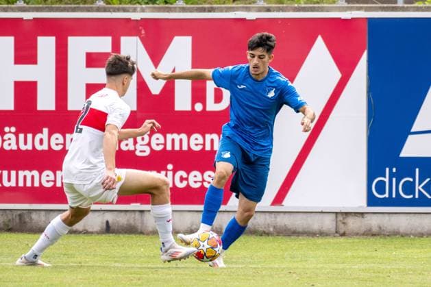 Antonio Janijc VfB Stuttgart and Leonard Krasniqi Tag 1899 Hoffenheim xettx, Germany, Schwaebisch Hall, 21 07 2024, 21 Sparkassen Bundeslica Cup A Juniors, 2024, Semifinal, TSG 1899 Hoffenheim VfB Stuttgart, Optima Sporttpark Foto A2 Bildagentur Peter Hartenfelser