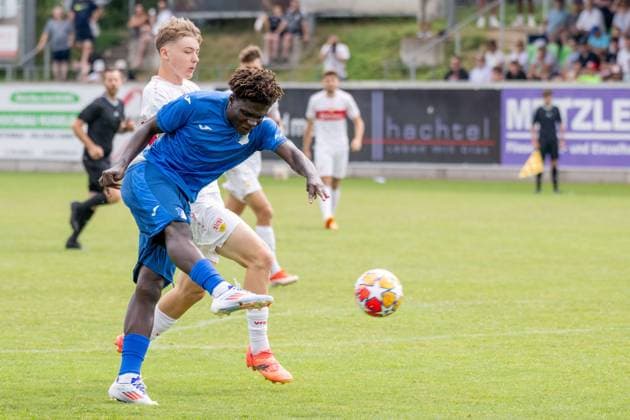 Blessing Makanda TSG 1899 Hoffenheim and Yanik Spalt VfB Stuttgart xettx, Germany, Schwaebisch Hall, 21 07 2024, 21 Sparkassen Bundeslica Cup A Juniors, 2024, Semifinal, TSG 1899 Hoffenheim VfB Stuttgart, Optima Sporttpark Foto A2 Bildagentur Peter Hartenfelser