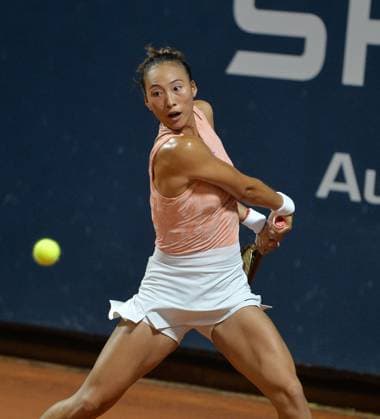(240722) -- PALERMO, July 22, 2024 -- Zheng Qinwen hits a return during the final match between Zheng Qinwen of China and Karolina Muchova of Czech Republic at the 35th Palermo Ladies Open in Palermo, Italy, July 21, 2024. (Photo by Xinhua) (SP)ITALY-PALERMO-TENNIS-PALERMO LADIES OPEN-FINAL AlbertoxLingria 