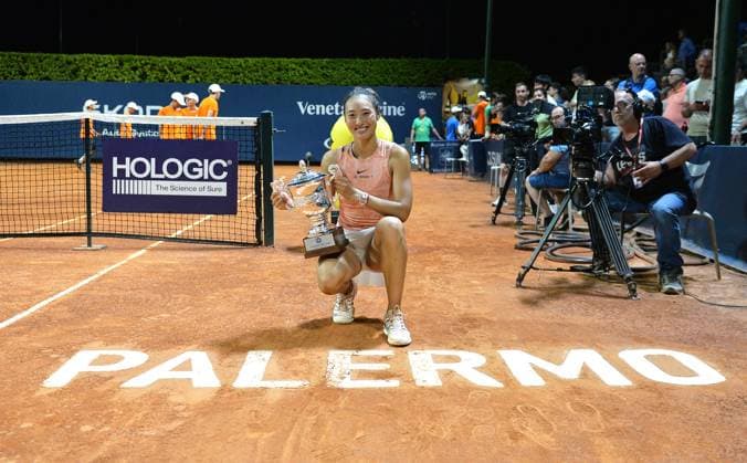 (240722) -- PALERMO, July 22, 2024 -- Zheng Qinwen poses with the trophy after winning the final match between Zheng Qinwen of China and Karolina Muchova of Czech Republic at the 35th Palermo Ladies Open in Palermo, Italy, July 21, 2024. (Photo by Xinhua) (SP)ITALY-PALERMO-TENNIS-PALERMO LADIES OPEN-FINAL AlbertoxLingria 