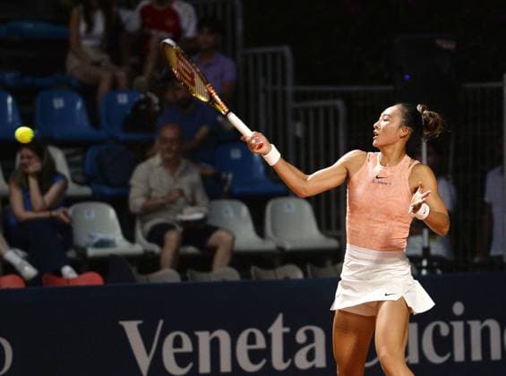 (240722) -- PALERMO, July 22, 2024 -- Zheng Qinwen hits a return during the final match between Zheng Qinwen of China and Karolina Muchova of Czech Republic at the 35th Palermo Ladies Open in Palermo, Italy, July 21, 2024. (Photo by Xinhua) (SP)ITALY-PALERMO-TENNIS-PALERMO LADIES OPEN-FINAL AlbertoxLingria 