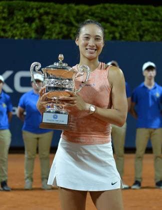 (240722) -- PALERMO, July 22, 2024 -- Zheng Qinwen poses with the trophy after winning the final match between Zheng Qinwen of China and Karolina Muchova of Czech Republic at the 35th Palermo Ladies Open in Palermo, Italy, July 21, 2024. (Photo by Xinhua) (SP)ITALY-PALERMO-TENNIS-PALERMO LADIES OPEN-FINAL AlbertoxLingria 