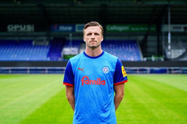 Carl Johansson Holstein Kiel 5 GER, Holstein Kiel, Bundesliga, Portraettermin 2024 2025 GER, Holstein Kiel, Bundesliga, Portraettermin 2024 2025 Kiel Copyright: xEibner-Pressefoto MarcelxvonxFehrnx EP_MFN