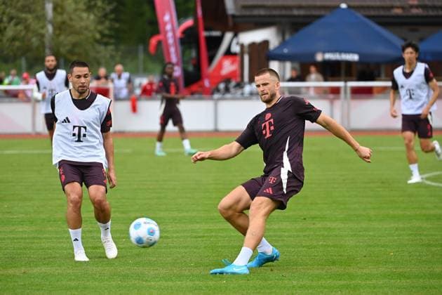 v re Eric DIER Bayern Muenchen , action,duel against Raphael GUERREIRO Bayern Muenchen Public training FC Bayern Muenchen at training camp in Rottach Egern on 22 07 2024 Soccer 1 Bundesliga,season 2024 2025
