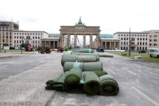 DEU, UEFA, EM 2024, fan mile dismantling, 22 07 2024, Brandenburg Gate, Berlin, DEU, UEFA, EM 2024, fan mile dismantling, in the picture artificial turf and the giant gate are dismantled again, photo Juergen Engler nordphoto GmbH nordphotoxGmbHx xEngler nph00076