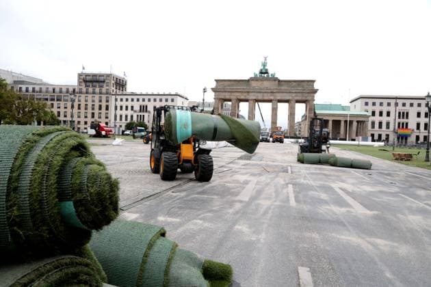 DEU, UEFA, EM 2024, fan mile dismantling, 22 07 2024, Brandenburg Gate, Berlin, DEU, UEFA, EM 2024, fan mile dismantling, in the picture artificial turf and the giant gate are dismantled again, photo Juergen Engler nordphoto GmbH nordphotoxGmbHx xEngler nph00076