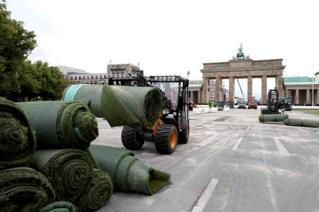 DEU, UEFA, EM 2024, fan mile dismantling, 22 07 2024, Brandenburg Gate, Berlin, DEU, UEFA, EM 2024, fan mile dismantling, in the picture artificial turf and the giant gate are dismantled again, photo Juergen Engler nordphoto GmbH nordphotoxGmbHx xEngler nph00076