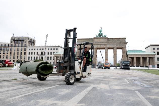 DEU, UEFA, EM 2024, fan mile dismantling, 22 07 2024, Brandenburg Gate, Berlin, DEU, UEFA, EM 2024, fan mile dismantling, in the picture artificial turf and the giant gate are dismantled again, photo Juergen Engler nordphoto GmbH nordphotoxGmbHx xEngler nph00076