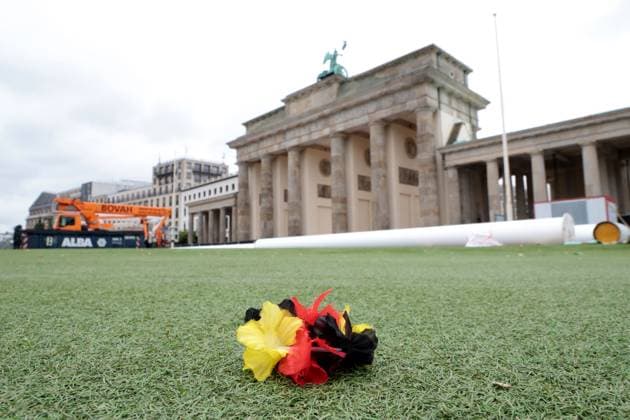 DEU, UEFA, EM 2024, fan mile dismantling, 22 07 2024, Brandenburg Gate, Berlin, DEU, UEFA, EM 2024, fan mile dismantling, in the picture artificial turf and the giant gate are dismantled again, photo Juergen Engler nordphoto GmbH nordphotoxGmbHx xEngler nph00076