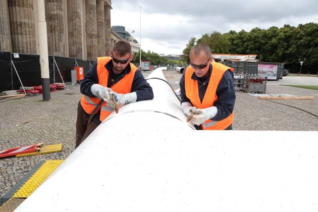 DEU, UEFA, EM 2024, fan mile dismantling, 22 07 2024, Brandenburg Gate, Berlin, DEU, UEFA, EM 2024, fan mile dismantling, in the picture artificial turf and the giant gate are dismantled again, photo Juergen Engler nordphoto GmbH nordphotoxGmbHx xEngler nph00076