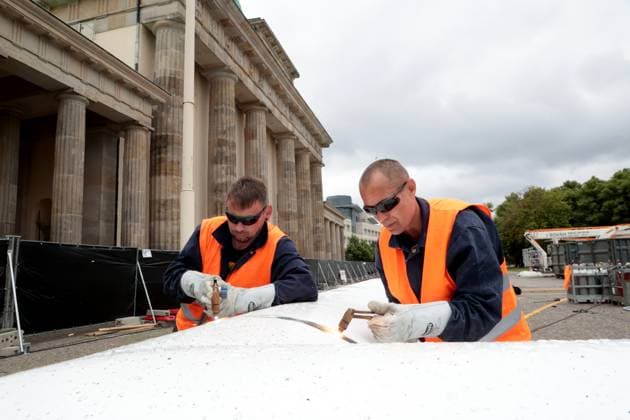 DEU, UEFA, EM 2024, fan mile dismantling, 22 07 2024, Brandenburg Gate, Berlin, DEU, UEFA, EM 2024, fan mile dismantling, in the picture artificial turf and the giant gate are dismantled again, photo Juergen Engler nordphoto GmbH nordphotoxGmbHx xEngler nph00076