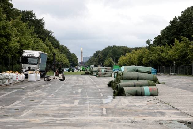 DEU, UEFA, EM 2024, fan mile dismantling, 22 07 2024, Brandenburger Tor, Berlin, DEU, UEFA, EM 2024, fan mile dismantling, in the picture artificial turf and the giant gate are dismantled again, the road is visible again Photo Juergen Engler nordphoto GmbH nordphotoxGmbHx xEngler nph00076