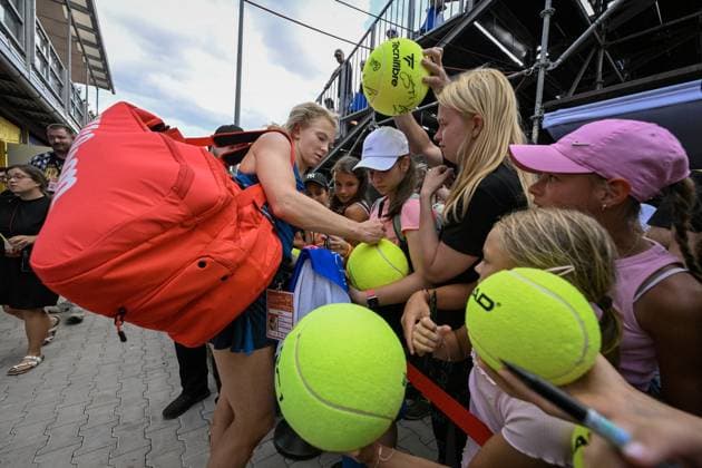 Czech tennis player Katerina Siniakova signs for the children after lost match against Laura Samson from Czechia during the WTA, Tennis Damen women s tennis tournament Livesport Prague Open 2024, in Prague, Czech Republic, on July 23, 2024. (CTKxPhoto VitxSimanek) CTKPhotoP2024072305859  CTKPhotoP2024072305859
