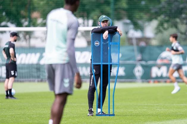 AUT, 1 FBL, Werder Bremen training camp day 07, training session in the morning 23 07 2024, Park Stadium, Zell am Ziller, AUT, 1 FBL, Werder Bremen training camp day 07, training session in the morning In the picture Ole Werner SV Werder Bremen trainer leans on dummy nordphotoxGmbHxx xChristianxSchulze nph000300