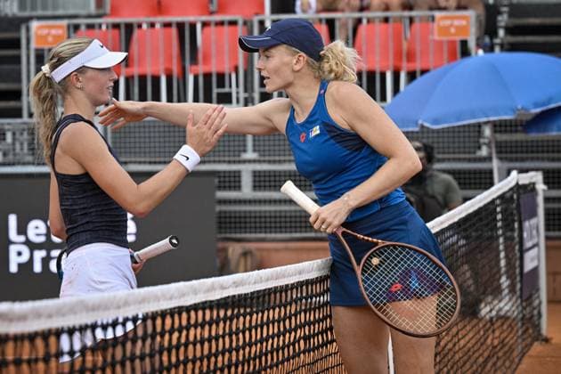 Czech tennis player Laura Samson (left) greets Katerina Siniakova (also Czech) after their match within the WTA, Tennis Damen women s tennis tournament Livesport Prague Open 2024, in Prague, Czech Republic, on July 23, 2024. (CTKxPhoto VitxSimanek) CTKPhotoP2024072305952  CTKPhotoP2024072305952