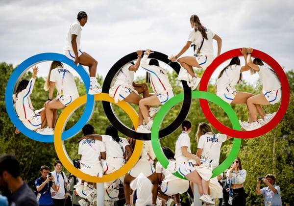 Bilder des Jahres 2024, Sport 07 Juli Sport Themen der Woche KW30 Sport Bilder des Tages PARIS - The Olympic rings in the Olympic Village of Paris before the start of the Games. The Olympic village covers 52 hectares and will be transformed after the Games into an environmentally friendly neighborhood for 6,000 residents with two schools, a hotel, a public park, shops and offices. At its peak, almost 14,500 people reside in the village, including 9,000 athletes from more than 200 countries. ANP REMKO DE WAAL xVIxANPxSportx xxANPxIVx 504045843 originalFilename: 504045843.jpg
