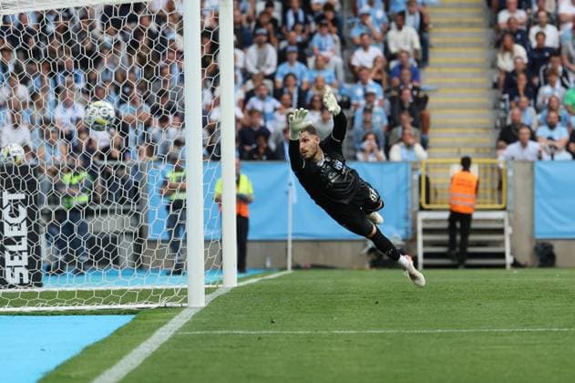 MALMÖ, SWEDEN 20240723 Klaksvik goalkeeper Mark Fabricius Jensen lets in Malmös Lasse Berg Johnsen 1 0 during Tuesdays Champions League qualifier in football between Malmö FF and Klaksvik at Eleda stadium MALMÖ SWEDEN x11830x  Copyright: xAndersxBjurö TTx CL-KVAL MALMÖ-KLAKSVIK