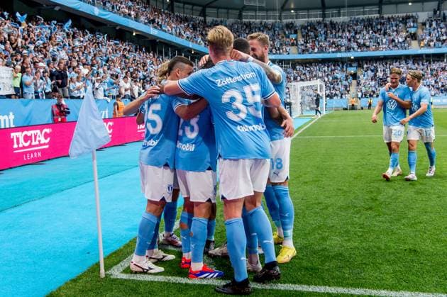 240723 Players of Malmö FF celebrate the 3 0 goal by Lasse Berg Johnsen during the UEFA Champions League football match between Malmö FF and Klaksvik on July 23, 2024 in Malmö Photo Christian Örnberg BILDBYRAN COP 166 CO0443 fotboll football soccer fotball champions league malmö ff klaksvik bbeng q2 bbauto jubel  Copyright: CHRISTIANxÖRNBERG BB240723CO055