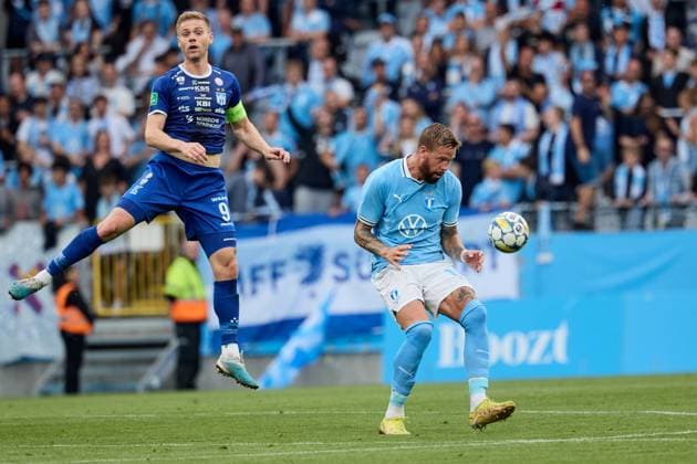 MALMÖ, SWEDEN 20240723 KÃ Klaksvik Pall Klettskard in a fight with Malmö s Pontus Jansson during Tuesday s Champions League qualifier in football between Malmö FF and KÃ Klaksvik at the Eleda stadium MALMÖ SWEDEN Fotboll,KÃ Klaksvik,Malmö FF x11830x  Copyright: xAndersxBjurö TTx CL QUALIFYING MALMÖ-KLAKSVIK