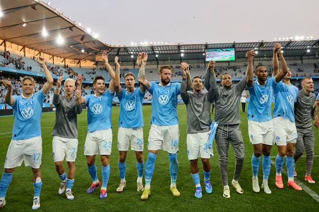 MALMÖ, SWEDEN 20240723 Malmös players cheer after Tuesdays Champions League qualifier between Malmö FF and KÃ Klaksvik at Eleda Stadium MALMÖ SWEDEN Football,KÃ Klaksvik,Malmö FF x11830x  Copyright: xAndersxBjurö TTx CL-KVAL MALMÖ-KLAKSVIK
