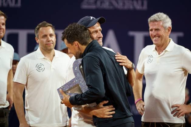 Generali Open ATP 250 2024 Kitzbühel, 23 07 2024 Dominic Thiem AUT, Austria hugs Alex Antonitsch Generali Open 2024, ATP 250, Sportpark Kitzbühel on 23 07 2024, Kitzbühel Copyright: xBEAUTIFULxSPORTSx Pajonkx