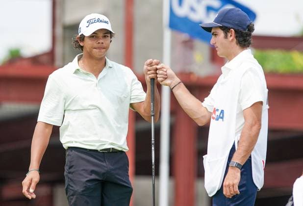 Sport Bilder des Tages July 23, 2024, Bloomfield Hills, Michigan, USA: Charlie Woods (USA)(L) and his caddie Luke Wise fist pump as they wait on the 1st hole - North Course during the second round of the 2024 U.S. Junior Amateur Championship at Oakland Hills Country Club. Bloomfield Hills USA - ZUMAw109 20240723_fap_w109_016 Copyright: xDebbyxWongx