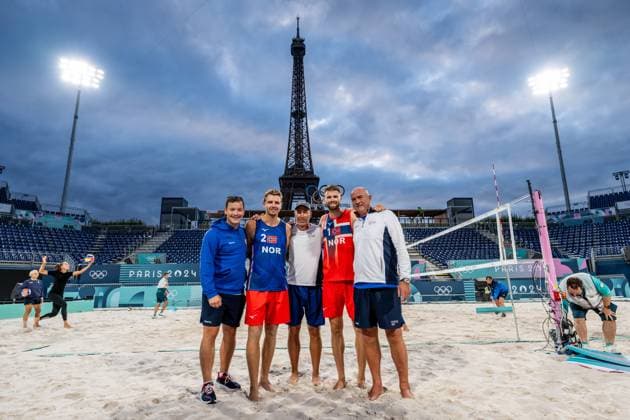 240723 Hannes Quandel, Christian Sandlie Sorum, Jetmund Berntsen, coach, Anders Berntsen Mol and Kare Mol, coach of Norway pose for a portrait after a Beach Volleyball training during day 3 of the Paris 2024 Olympic Games on July 23, 2024 in Paris Photo Petter Arvidson BILDBYRAN kod PA PA0839 bbeng olympic games olympics os ol olympiska spel olympiske leker paris 2024 paris os paris ol beachvolleyboll beach volleyball sandvolleyball norge norway porträtt  Copyright: PETTERxARVIDSON BB240723PA170
