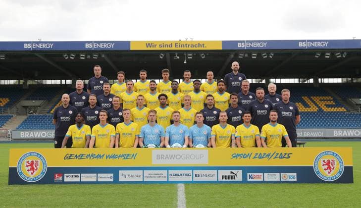Eintracht Braunschweig 2 BL, Portraettermin 2024 2025 Team photo, Eintracht Braunschweig 2 BL, Portraettermin 2024 2025 Team photo, 4th row from left Dr Florian Brand Team doctor , Sidney Raebiger, Fabio Di Michele Sanchez, Max Marie, Robin Krausse, Marvin Rittmueller, Dr. Alexander Ruhe Chiropractor 3rd row from left Florian Horn Physio , Christian Degenhardt Head of Physiotherapy , Rayan Philippe, Fabio Kaufmann, Christian Conteh, Anderson Lucoqui, Leon Bell Bell, Christian Skolik Equipment manager and bus driver , Berthold Schliwa Supervisor 2nd row from left Daniel Scherning Head Coach , Marc Pfitzner Co Coach , Marcel Goslar Co Coach Video Analysis , Sven Koehler, Sanoussy Ba, Niklas Tauer, Janning Michels Athletics Coach , Milenko Gilic Goalkeeping Coach , Jasmin Fejzic Goalkeeping Coach , Holm Stelzer Team manager 1st row from left Karim Hueneburg, Levente Szabo, Robert Ivanov, Justin Duda, Lennart Grill, Leon Herdes, Kevin Ehlers, Jannis Nikolaou, Ermin Bicakcic Absent Andreas Zimmer CO Trainer , Tino Casali, Sidi Sane, Youssef Amyn, Johan Gomez, Simon Fitzner Internist