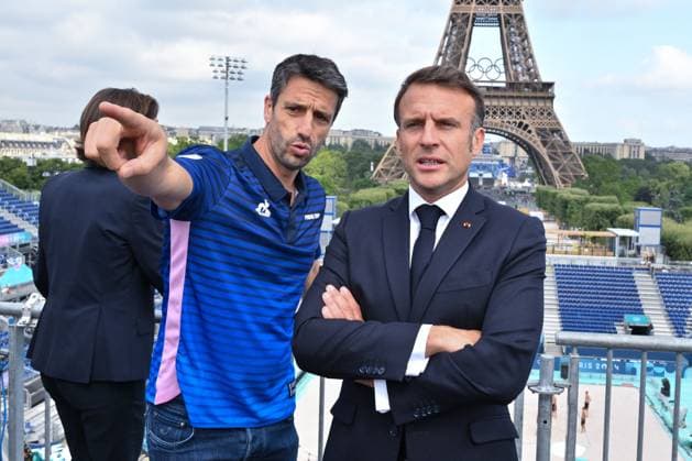 Paris 2024, Beachvolleyball, Emmanuiel Macron visits the beach volleyball court
