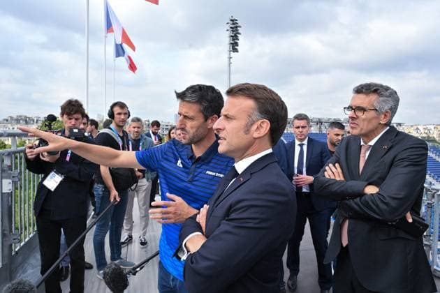 Paris 2024 - Macron Visits Beach volleyball, Beachvolleyball Venue French President Emmanuel Macron and Tony Estanguet visit the Paris 2024 Olympics Beach Volleyball venue on July 24, 2024 in Paris, France. Photo by Laurent Zabulon ABACAPRESS.COM Paris France  Copyright: xZabulonxLaurent ABACAx