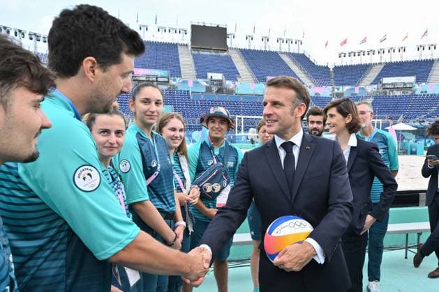 Paris 2024 - Macron Visits Beach volleyball, Beachvolleyball Venue French President Emmanuel Macron visits the Paris 2024 Olympics Beach Volleyball venue on July 24, 2024 in Paris, France. Photo by Laurent Zabulon ABACAPRESS.COM Paris France  Copyright: xZabulonxLaurent ABACAx