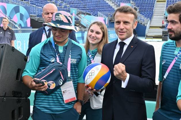 Paris 2024 - Macron Visits Beach volleyball, Beachvolleyball Venue French President Emmanuel Macron visits the Paris 2024 Olympics Beach Volleyball venue on July 24, 2024 in Paris, France. Photo by Laurent Zabulon ABACAPRESS.COM Paris France  Copyright: xZabulonxLaurent ABACAx