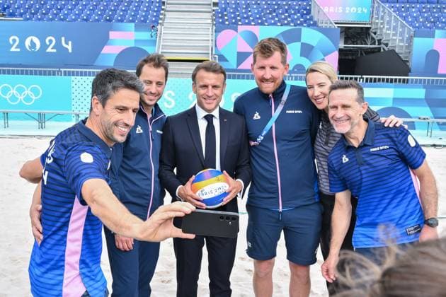 Paris 2024 - Macron Visits Beach volleyball, Beachvolleyball Venue French President Emmanuel Macron and Tony Estanguet visit the Paris 2024 Olympics Beach Volleyball venue on July 24, 2024 in Paris, France. Photo by Laurent Zabulon ABACAPRESS.COM Paris France  Copyright: xZabulonxLaurent ABACAx