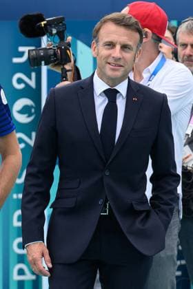 Paris 2024 - Macron Visits Beach volleyball, Beachvolleyball Venue French President Emmanuel Macron visits the Paris 2024 Olympics Beach Volleyball venue on July 24, 2024 in Paris, France. Photo by Laurent Zabulon ABACAPRESS.COM Paris France  Copyright: xZabulonxLaurent ABACAx