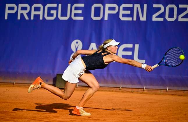 Laura Samson of Czech Republic in action against Oksana Selekhmeteva of Russia during the WTA, Tennis Damen women s tennis tournament Livesport Prague Open 2024 in Prague, Czech Republic, July 24, 2024. (CTKxPhoto RomanxVondrous) CTKPhotoP2024072407399  CTKPhotoP2024072407399