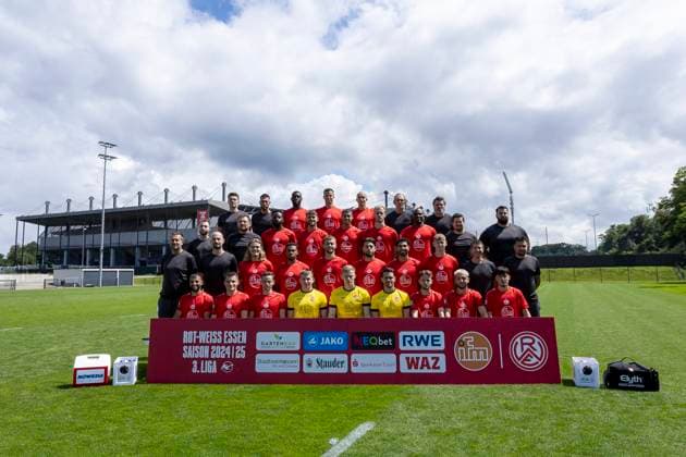 Rot Weiss Essen 3 Liga, portrait date 2024 2025 , team photo top row from left Tobias Schmidt athletics coach Rot Weiss Essen , Manuel Lenz goalkeeper coach Rot Weiss Essen , Aaron Manu Rot Weiss Essen , Michael Schultz Rot Weiss Essen , Tobias Kraulich Rot Weiss Essen , Patrick Nonhoff team doctor Rot Weiss Essen , Carsten Wolters Team Manager Rot Weiss Essen 2nd row from bottom, from left Aaron Beißwenger Videoanalyst Rot Weiss Essen , Paul Freier Co Trainer Rot Weiss Essen , Mustafa Kourouma Rot Weiss Essen , Leonardo Vonic Rot Weiss Essen , Jimmy Kaparos Rot Weiss Essen , Lukas Brumme Rot Weiss Essen , Moussa Doumbouya Rot Weiss Essen , Niklas Trottenberg Physiotherapist Rot Weiss Essen , Alexander Dolls Physiotherapist Rot Weiss Essen 1 row from bottom, from left Christoph Dabrowski Head Coach Rot Weiss Essen , Lars Fleischer Co Coach Rot Weiss Essen , Tom Moustier Rot Weiss Essen , Eric Voufack Rot Weiss Essen , Torben Müsel Rot Weiss Essen , Jose Enrique Rios Alonso Rot Weiss Essen , Ekin Celebi Rot Weiss Essen , rwe38, Dr Markus Faghih, Andreas Ganzinger coach Rot Weiss Essen bottom row from left Ramien Safi Rot Weiss Essen , Thomas Eisfeld Rot Weiss Essen , Nils Kaiser Rot Weiss Essen , Felix Wienand Rot Weiss Essen , Jakob Golz Rot Weiss Essen , Ole Springer Rot Weiss Essen , Robbie D Haese Rot Weiss Essen , Dion Berisha Rot Weiss Essen , Berkant Gedikli Rot Weiss Essen