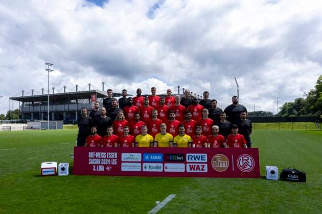 Rot Weiss Essen 3 Liga, portrait date 2024 2025 , team photo top row from left Tobias Schmidt athletics coach Rot Weiss Essen , Manuel Lenz goalkeeper coach Rot Weiss Essen , Aaron Manu Rot Weiss Essen , Michael Schultz Rot Weiss Essen , Tobias Kraulich Rot Weiss Essen , Patrick Nonhoff team doctor Rot Weiss Essen , Carsten Wolters Team Manager Rot Weiss Essen 2nd row from bottom, from left Aaron Beißwenger Videoanalyst Rot Weiss Essen , Paul Freier Co Trainer Rot Weiss Essen , Mustafa Kourouma Rot Weiss Essen , Leonardo Vonic Rot Weiss Essen , Jimmy Kaparos Rot Weiss Essen , Lukas Brumme Rot Weiss Essen , Moussa Doumbouya Rot Weiss Essen , Niklas Trottenberg Physiotherapist Rot Weiss Essen , Alexander Dolls Physiotherapist Rot Weiss Essen 1 row from bottom, from left Christoph Dabrowski Head Coach Rot Weiss Essen , Lars Fleischer Co Coach Rot Weiss Essen , Tom Moustier Rot Weiss Essen , Eric Voufack Rot Weiss Essen , Torben Müsel Rot Weiss Essen , Jose Enrique Rios Alonso Rot Weiss Essen , Ekin Celebi Rot Weiss Essen , rwe38, Dr Markus Faghih, Andreas Ganzinger coach Rot Weiss Essen bottom row from left Ramien Safi Rot Weiss Essen , Thomas Eisfeld Rot Weiss Essen , Nils Kaiser Rot Weiss Essen , Felix Wienand Rot Weiss Essen , Jakob Golz Rot Weiss Essen , Ole Springer Rot Weiss Essen , Robbie D Haese Rot Weiss Essen , Dion Berisha Rot Weiss Essen , Berkant Gedikli Rot Weiss Essen
