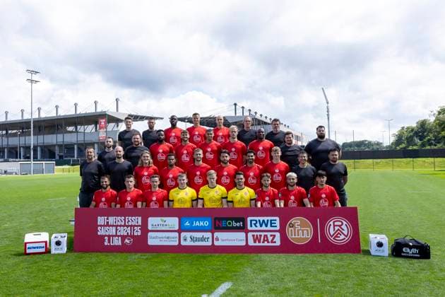 Rot Weiss Essen 3 Liga, portrait date 2024 2025 , team photo Rot Weiss Essen 3 Liga, portrait date 2024 2025 , team photo top row from left Tobias Schmidt athletics coach Rot Weiss Essen , Manuel Lenz goalkeeper coach Rot Weiss Essen , Aaron Manu Rot Weiss Essen , Michael Schultz Rot Weiss Essen , Tobias Kraulich Rot Weiss Essen , Patrick Nonhoff Team Doctor Rot Weiss Essen , Carsten Wolters Team Manager Rot Weiss Essen 2nd row from bottom, from left Aaron Beißwenger Videoanalyst Rot Weiss Essen , Paul Freier Co Coach Rot Weiss Essen , Mustafa Kourouma Rot Weiss Essen , Leonardo Vonic Rot Weiss Essen , Jimmy Kaparos Rot Weiss Essen , Lukas Brumme Rot Weiss Essen , Moussa Doumbouya Rot Weiss Essen , Niklas Trottenberg Physiotherapist Rot Weiss Essen , Alexander Dolls Physiotherapist Rot Weiss Essen 1 row from bottom, from left Christoph Dabrowski Head Coach Rot Weiss Essen , Lars Fleischer Co Coach Rot Weiss Essen , Tom Moustier Rot Weiss Essen , Eric Voufack Rot Weiss Essen , Torben Müsel Rot Weiss Essen , Jose Enrique Rios Alonso Rot Weiss Essen , Ekin Celebi Rot Weiss Essen , rwe38, Dr Markus Faghih, Andreas Ganzinger supervisor Rot Weiss Essen bottom row from left Ramien Safi Rot Weiss Essen , Thomas Eisfeld Rot Weiss Essen , Nils Kaiser Rot Weiss Essen , Felix Wienand Rot Weiss Essen , Jakob Golz Rot Weiss Essen , Ole Springer Rot Weiss Essen , Robbie D Haese Rot Weiss Essen , Dion Berisha Rot Weiss Essen , Berkant Gedikli Rot Weiss Essen