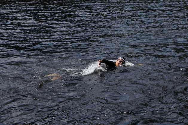 Mexican Triathlon Team s Swimming Training In Galicia For The Olympics Aram Michell Penaflor Moysen, member of the Mexican triathlon team, is swimming during their training for the Paris Olympic Games, Olympische Spiele, Olympia, OS a few days before the start of the international sporting event in Lugo, Galicia, Spain, on July 24, 2024. Lugo, Galicia Spain Copyright: xCristianxLeyvax originalFilename:leyva-notitle240724_npbe2.jpg