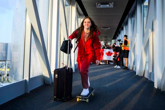 Sport Bilder des Tages July 24, 2024, Toronto, On, Canada: 14-year old Canadian Olympic athlete in skateboarding, Fay De Fazio Ebert, skates down to board the plane headed to the 2024 Paris Olympics, in Toronto on Wednesday, July 24, 2024. Canada News - July 24, 2024 - ZUMAc35_ 20240724_zaf_c35_085 Copyright: xChristopherxKatsarovx