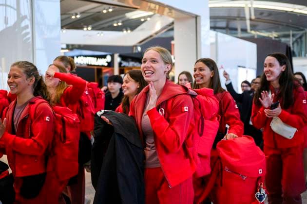 July 24, 2024, Toronto, On, Canada: Artistic swimmer Kenzie Priddell (centre), of the 2024 Canadian Olympic Team celebrates with teammates as she arrives at Pearson Airport prior to boarding a flight to Paris for the 2024 Paris Olympics, in Toronto on Wednesday, July 24, 2024. Canada News - July 24, 2024  - ZUMAc35_ 20240724_zaf_c35_087 Copyright: xChristopherxKatsarovx