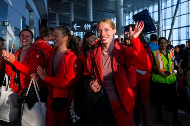 July 24, 2024, Toronto, On, Canada: Artistic swimmer Kenzie Priddell (centre), of the 2024 Canadian Olympic Team greets the public as she arrives at Pearson Airport prior to boarding a flight to Paris for the 2024 Paris Olympics, in Toronto on Wednesday, July 24, 2024. Canada News - July 24, 2024  - ZUMAc35_ 20240724_zaf_c35_095 Copyright: xChristopherxKatsarovx