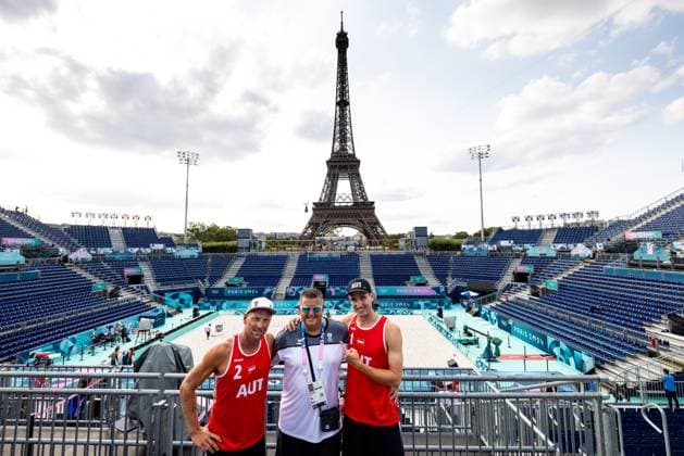 OLYMPICS - Olympic Summer Games 2024 PARIS,FRANCE,24.JUL.24 - OLYMPICS, Beach volleyball, Beachvolleyball - Olympic Summer Games Paris 2024, preview, training. Image shows Alexander Horst, masseur Peter Kiss and Julian Hoerl (AUT).  GEPAxpictures xMaticxKlansek