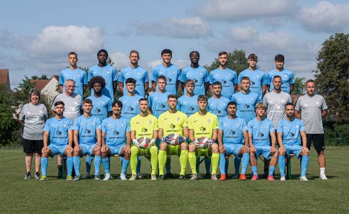 FC Viktoria 1889 Berlin Regionalliga Nordost, portrait date 2024 2025, team photo, top row from left Julien Damelang, Emmanuel Elekwa, Nicolas Hebisch, Aidan Liu, Larry Nana Oellers, Leart Halimi, Marvin Pohl, Muhammed Zekir Oglou middle row from left coach Monika König, equipment manager Gerd König, Shean Mensah, Damian Coric, Matti Richter, Rajk Lisinski, Meisour Mohamed, Oleg Skakun, goalkeeping coach Daniel Haas, coach Dennis Kutrieb Front row from l Kemal Günay, Alexander Dikarev, Metehan Yildirim, goalkeeper Dmytro Karika, goalkeeper Florian Horenburg, goalkeeper Niklas Petzsch, Mohamad Okacha, Daniel Hölbling, Diren Mehmet Günay 25 07 2024, Copyright: xSebastianxRäppold MatthiasxKochx