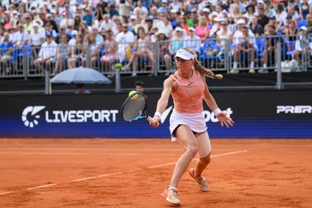Laura Samsonova of Czech Republic in action against Magdalena Frech of Poland during semifinal of the WTA, Tennis Damen women s tennis tournament Livesport Prague Open 2024 in Prague, Czech Republic, July 25, 2024. (CTKxPhoto MichalxKamaryt) CTKPhotoP2024072504116  CTKPhotoP2024072504116