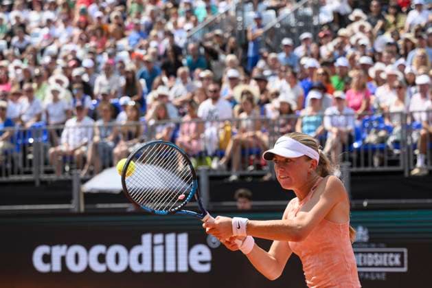 Laura Samsonova of Czech Republic in action against Magdalena Frech of Poland during semifinal of the WTA, Tennis Damen women s tennis tournament Livesport Prague Open 2024 in Prague, Czech Republic, July 25, 2024. (CTKxPhoto MichalxKamaryt) CTKPhotoP2024072504154  CTKPhotoP2024072504154
