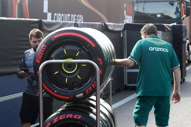 25 07 2024, xsvx, Motorsport FIA Formula 1, Belgian Grand Prix 2024 emspor, v l Team photo Team photo before the match Aston Martin mechanic with Pirelli Soft tires FIA REGULATIONS PROHIBIT ANY USE OF PHOTOGRAPHS as IMAGE SEQUENCES and or QUASI VIDEO Spa