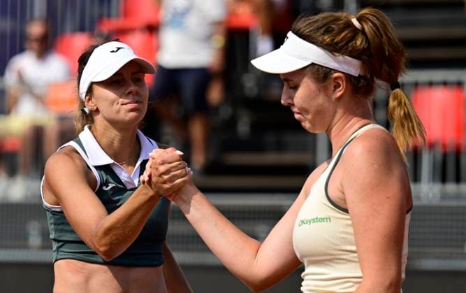 From left Magda Linette of Poland in action against Linda Noskova of Czech Republic during semifinal of the WTA, Tennis Damen women s tennis tournament Livesport Prague Open 2024 in Prague, Czech Republic, July 25, 2024. (CTKxPhoto RomanxVondrous) CTKPhotoP2024072506288  CTKPhotoP2024072506288